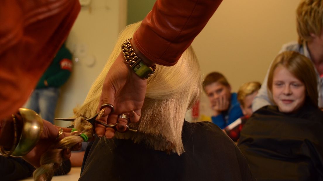 Het haar van Roos en Sacha wordt afgeknipt (Rechten: RTV Drenthe / Jeroen Kelderman)