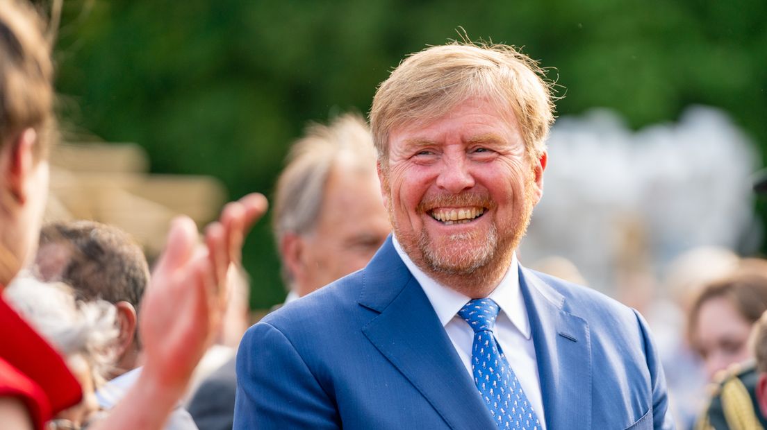 Koning Willem-Alexander brengt bezoek aan theatervoorstelling East Side Story