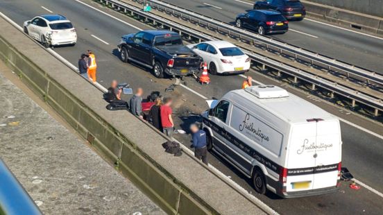 Kettingbotsing met motorrijder leidt tot lange file en dichte tunnel. Kettingbotsing met motorrijder leidt tot lange file en dichte tunnel.