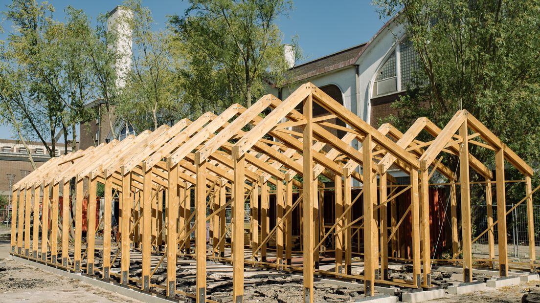 De Achtertuin wordt opgebouwd.