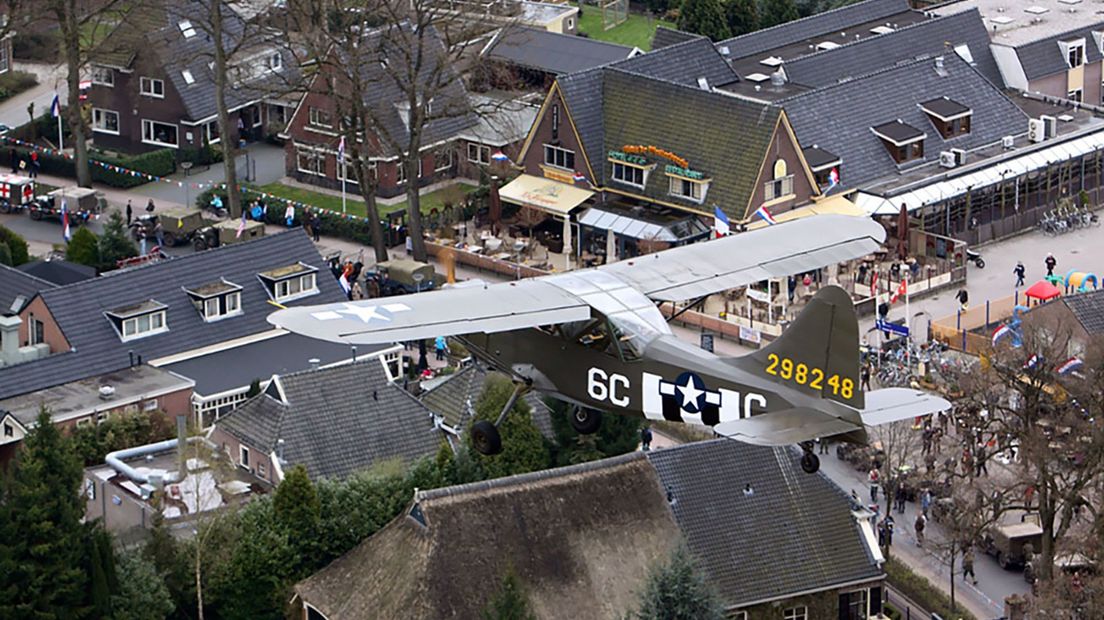 Historisch vliegtuig boven hotel Slomp in Westerbork (Rechten: André Jans)