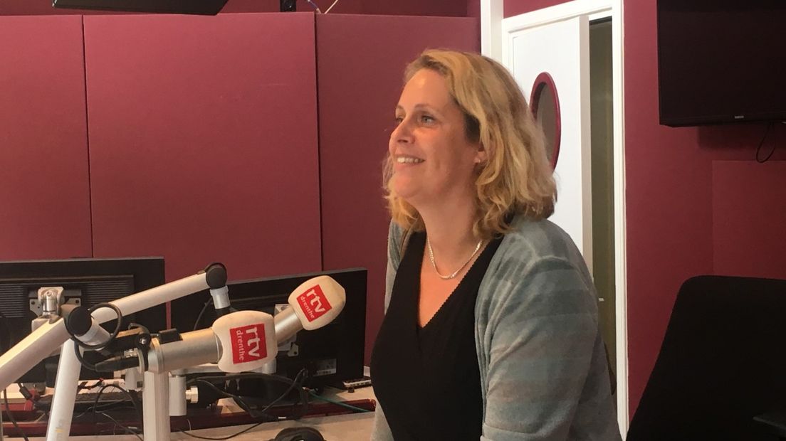 Schrijfster Marjanne Teunissen in de radiostudio (Rechten: Sophie Timmer / RTV Drenthe)