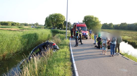 Automobilist en fietser allebei in sloot na botsing | Motor kopje onder nadat bestuurder uit bocht vliegt. Automobilist en fietser allebei in sloot na botsing | Motor kopje onder nadat bestuurder uit bocht vliegt.