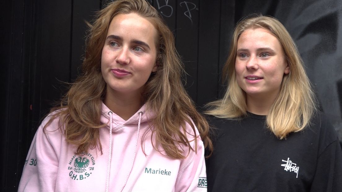 Marieke en Emma schrokken van de knallen