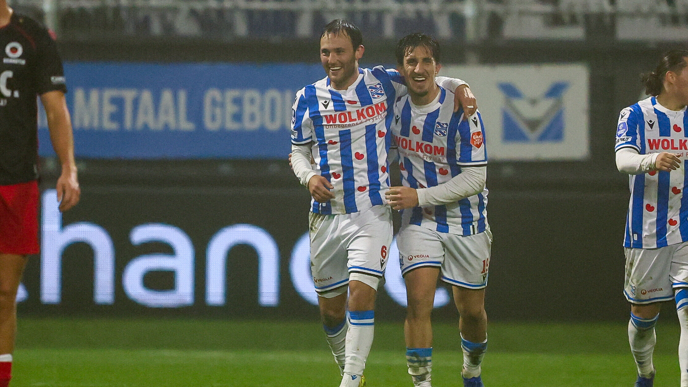 Van Overeem en Zagaritis fieren de twadde goal