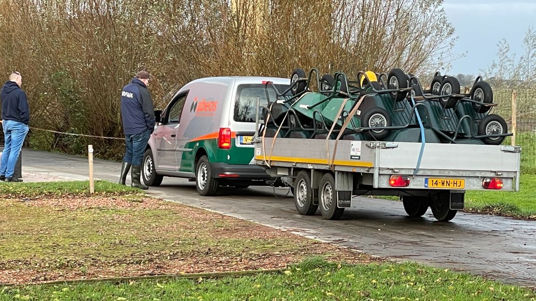 Kruiwagens die bij het ruimen gebruikt worden komen bij het bedrijf aan