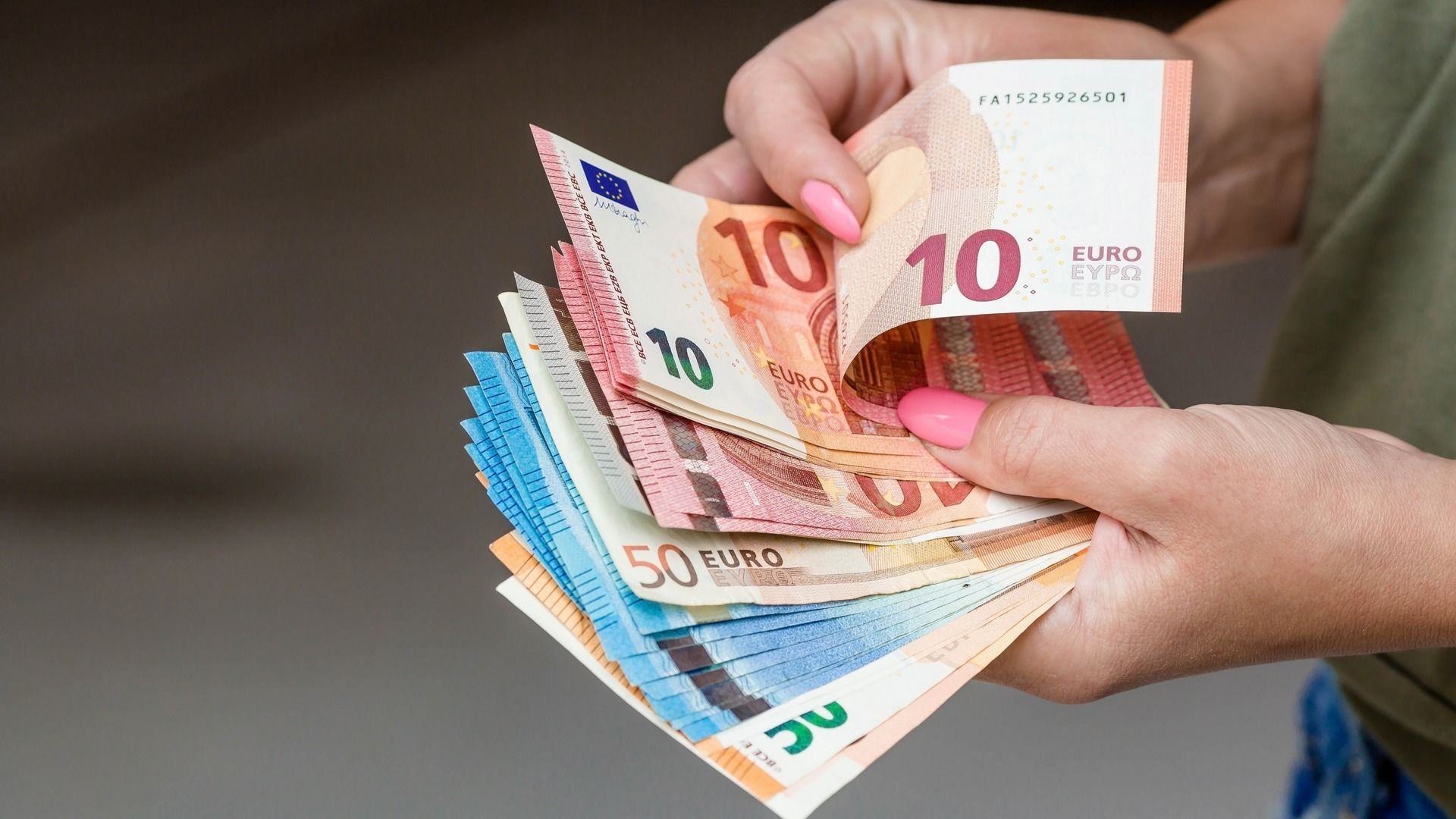 Ynflaasje te fernimmen yn Fryslân: hast tachtichtûzen Friezen kinne dreech rûnkomme