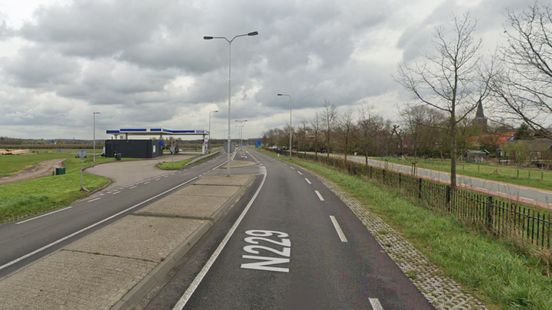 Man overleden na ongeluk met bus op N229 bij Cothen. Man overleden na ongeluk met bus op N229 bij Cothen.