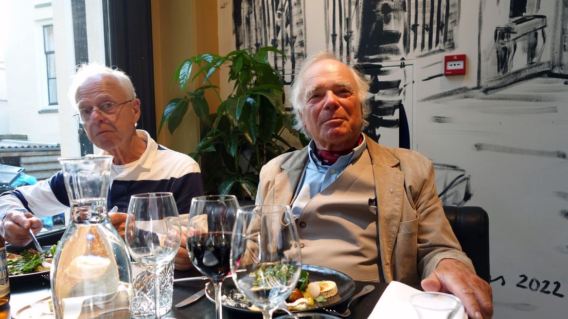Bert Veen (rechts) met zijn introducé Fred Rikmans.