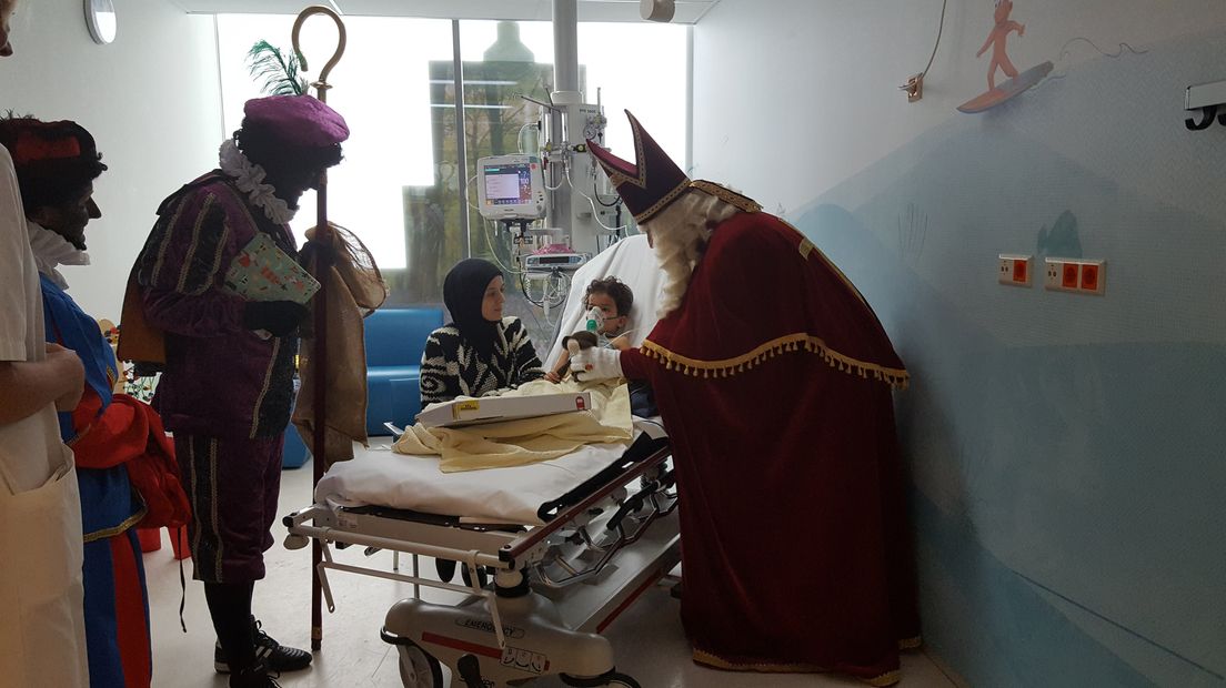 Sinterklaas en zijn pieten in het Juliana Kinderziekenhuis