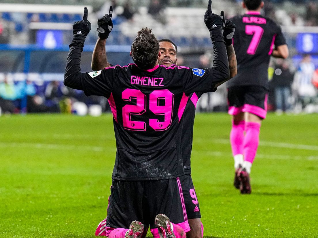 Santiago Gimenez en Danilo bidden tot God na de 0-1 bij sc Heerenveen-Feyenoord