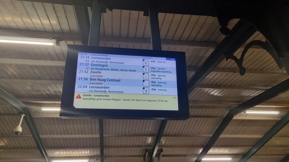 De borden in Meppel geven aan dat er geen treinverkeer mogelijk is naar Zwolle (Op dit bord staat nog dat de eindtijd 22.45 uur is, dit is inmiddels 00.30 uur)
