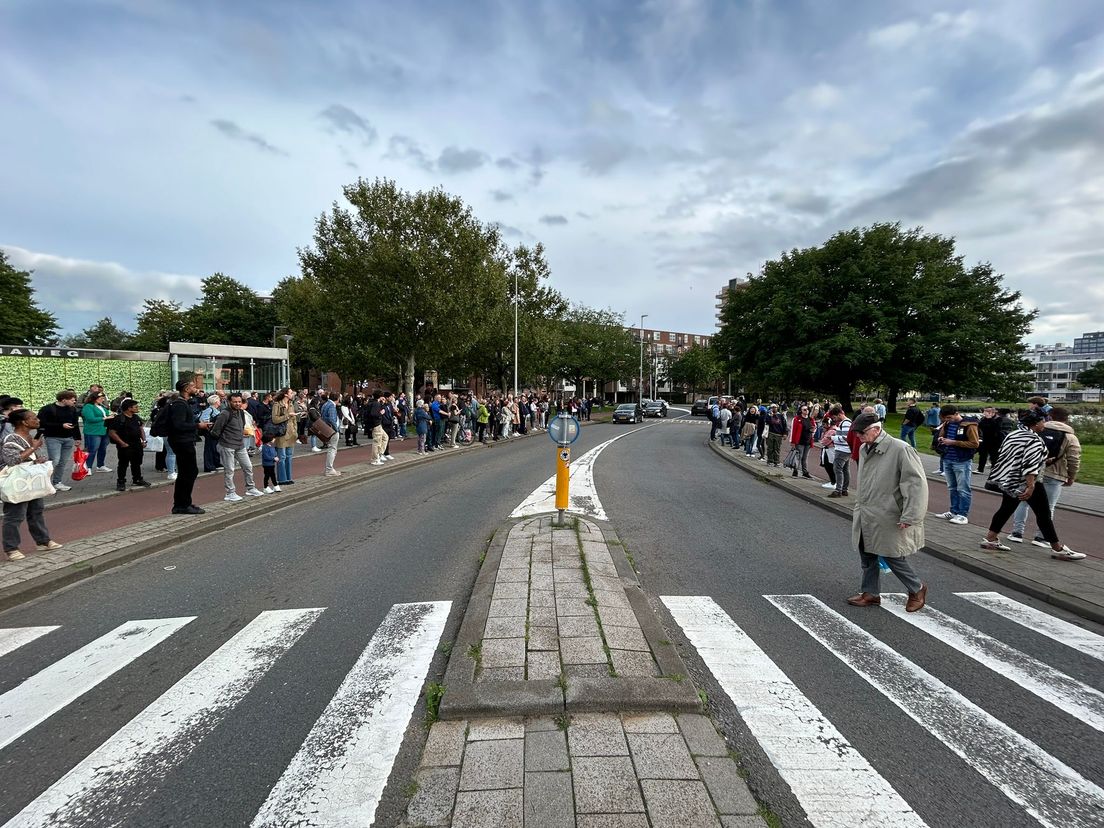Gestrande passagiers wachten op een pendelbus bij metrostation Gerdesiaweg