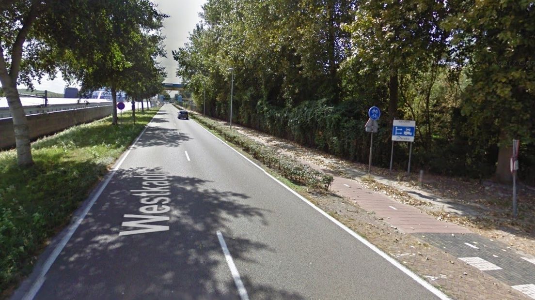 Een deel van de fundering onder de weg en van de kade verkeert in slechte staat