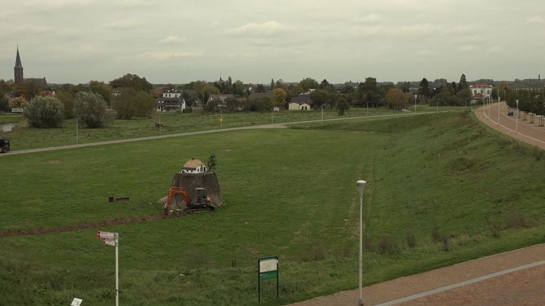 Langs de nevengeul bij Lent staat bovenop een berg een opmerkelijk boerderijtje. Het gaat om het kunstproject 'Eilandje van geluk' van kunstenaar Leonard van Munster.