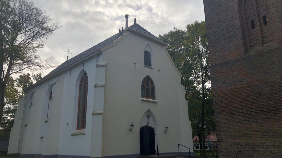 Er is een ruimte van zo'n acht meter tussen de toren en de kerk (Rechten: Ineke Kemper/RTV Drenthe)