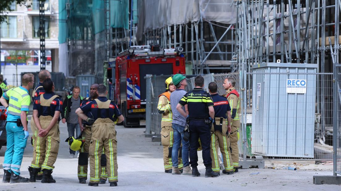 Hulpdiensten op de plek van het bedrijfsongeluk