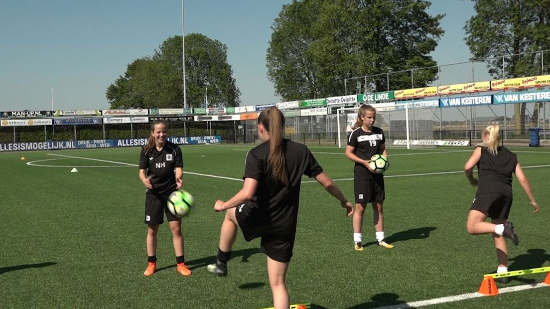 Nena Hopmans (links) en Sophie Cobussen (met bal in handen)