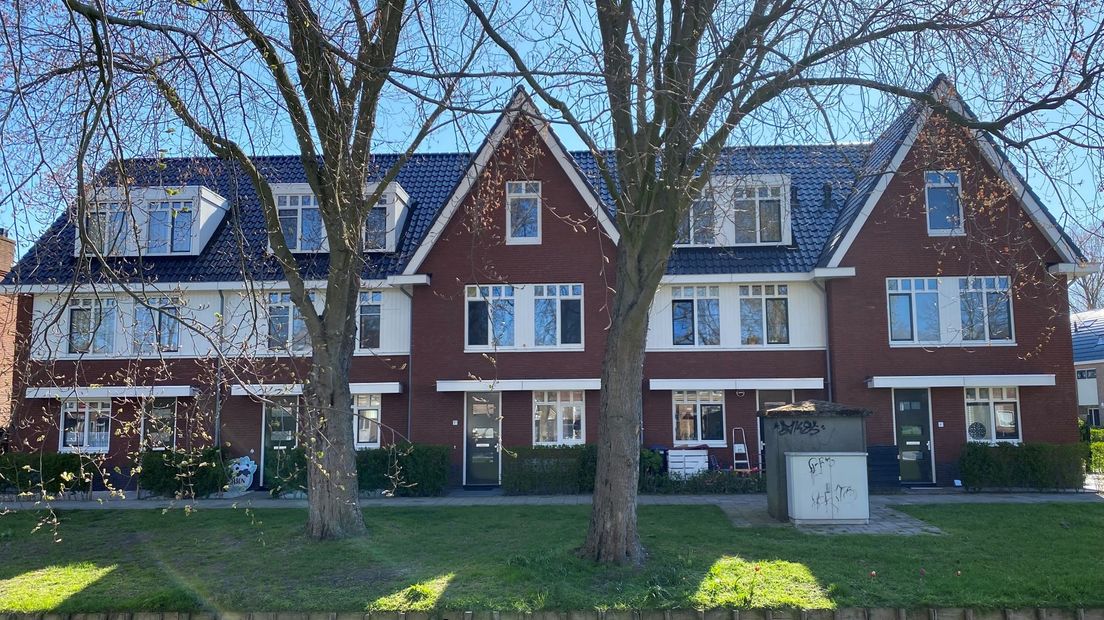 Deze nieuwe huizen staan tegenover oude huizen.