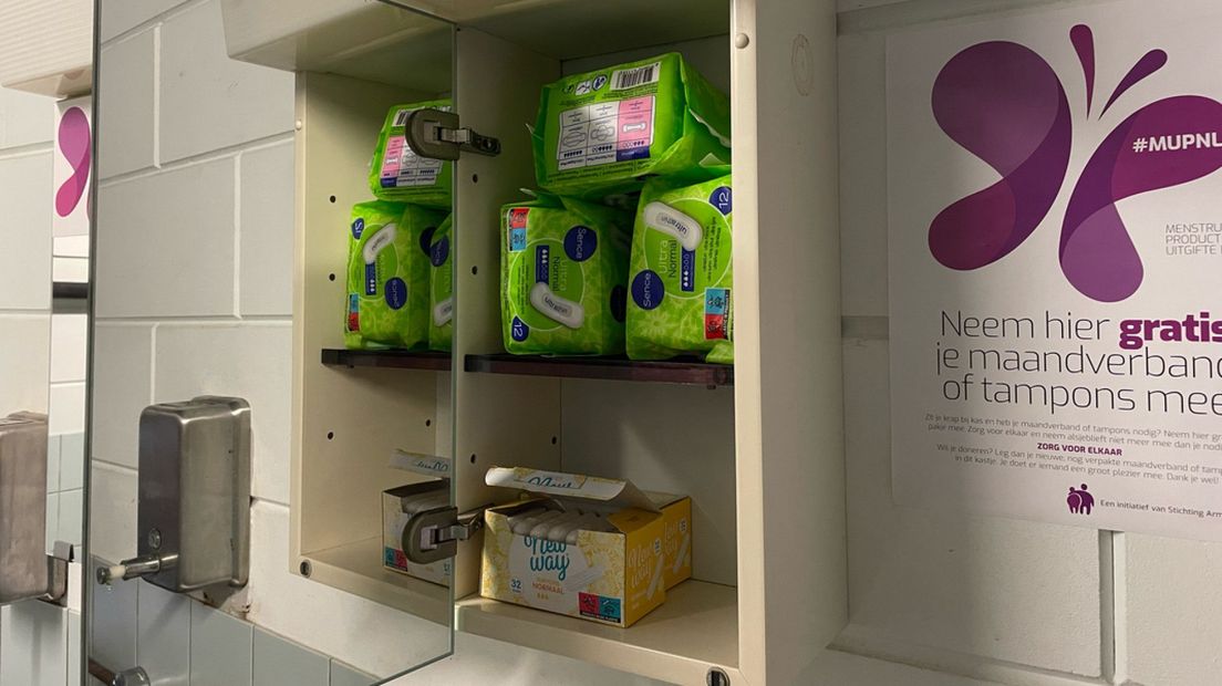 Het kastje met gratis menstruatieproducten op het toilet van het Zuiderparktheater