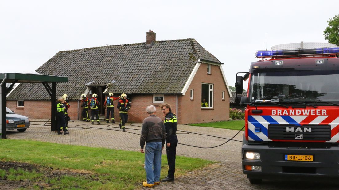 De brand ontstond in een woning (Rechten: Van Oost Media)