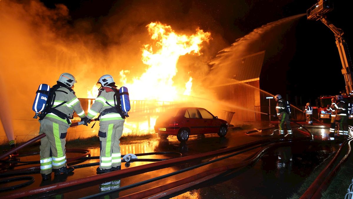 Bewoner springt uit raam bij felle woningbrand in Grafhorst