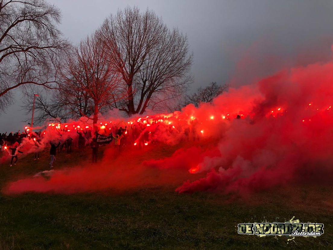 Vuurwerk en gezang door Feyenoord-supporters (Bron: Twitter @DeNoordzijde)
