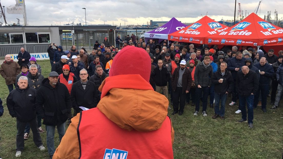 Bijna 200 stakers voor de poorten van Heerema in Vlissingen-Oost.