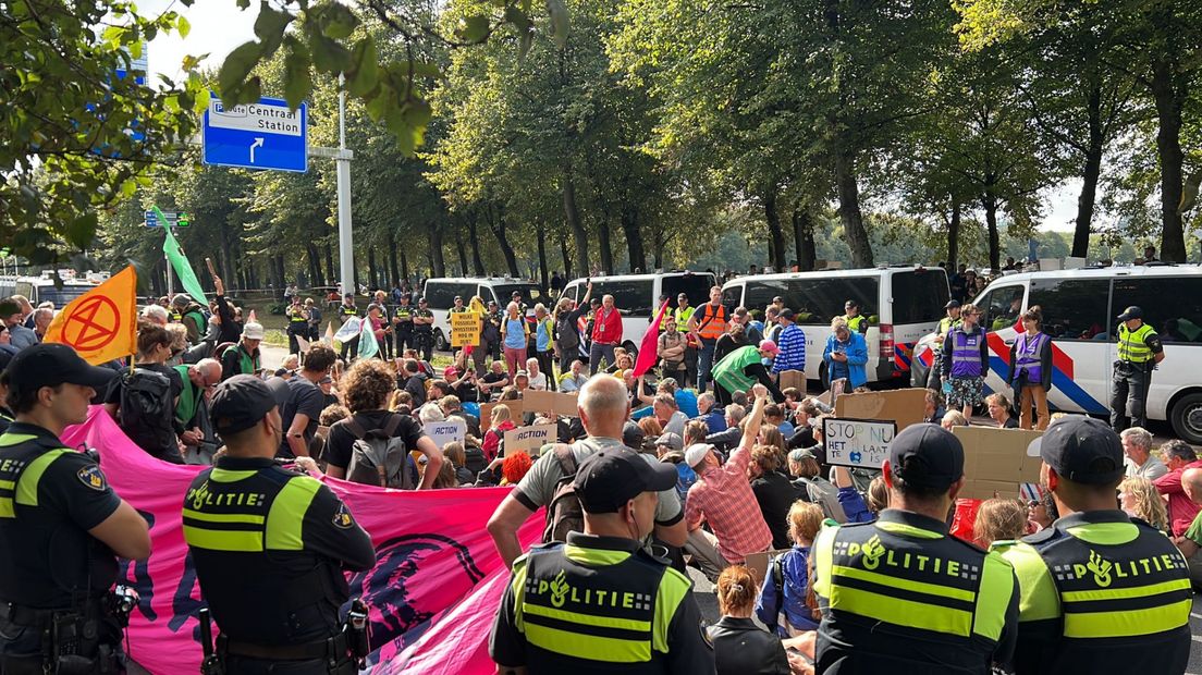 De A12 werd gisteren voor de tiende dag op rij geblokkeerd