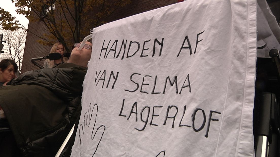 Protest tegen de sluiting van de locatie aan de Selma Lagerlöfweg.