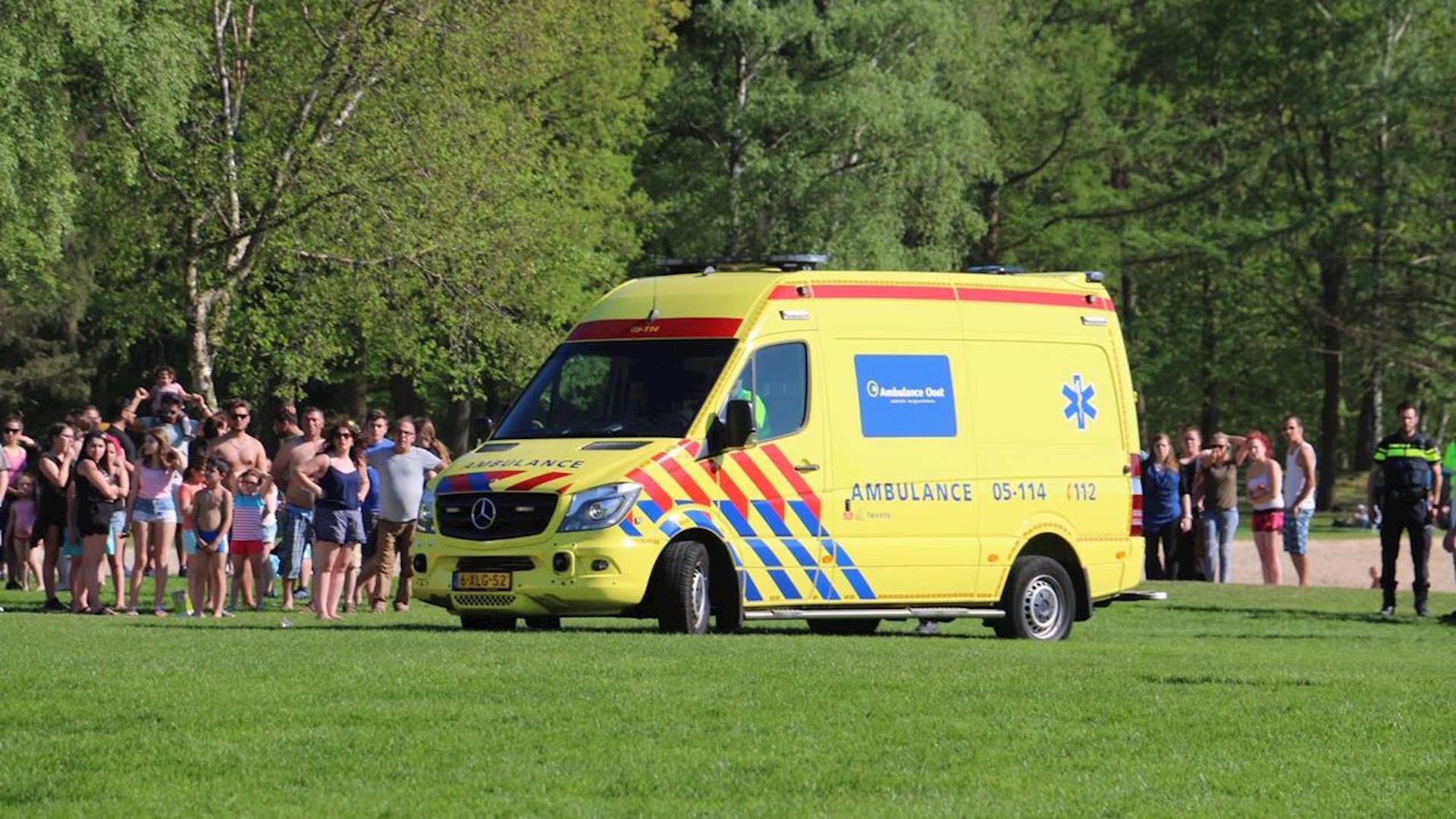 Omstanders Halen Drenkeling Uit Water Recreatiegebied Het Hulsbeek In ...