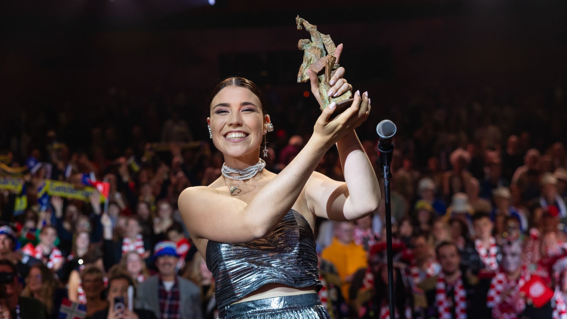 Winnaar Emma Luca toont trots haar gewonnen bokaal