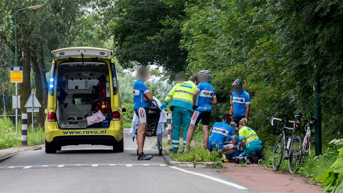 Wielrenner fietst tegen verkeerszuil in Loenersloot