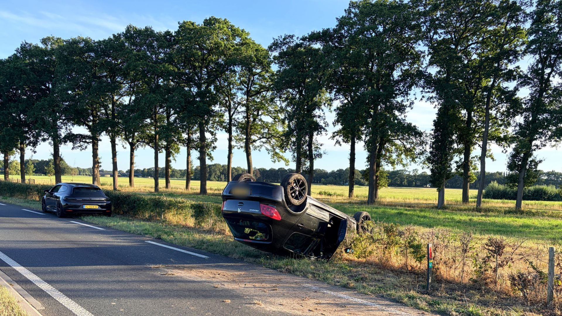 Bestelbus in droge sloot • auto belandt op de kop