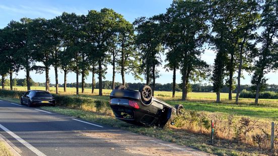 Bestelbus in droge sloot • auto belandt op de kop