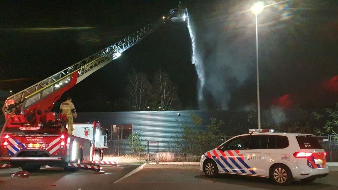 Door van bovenaf te blussen, kreeg de brandweer de brand onder controle