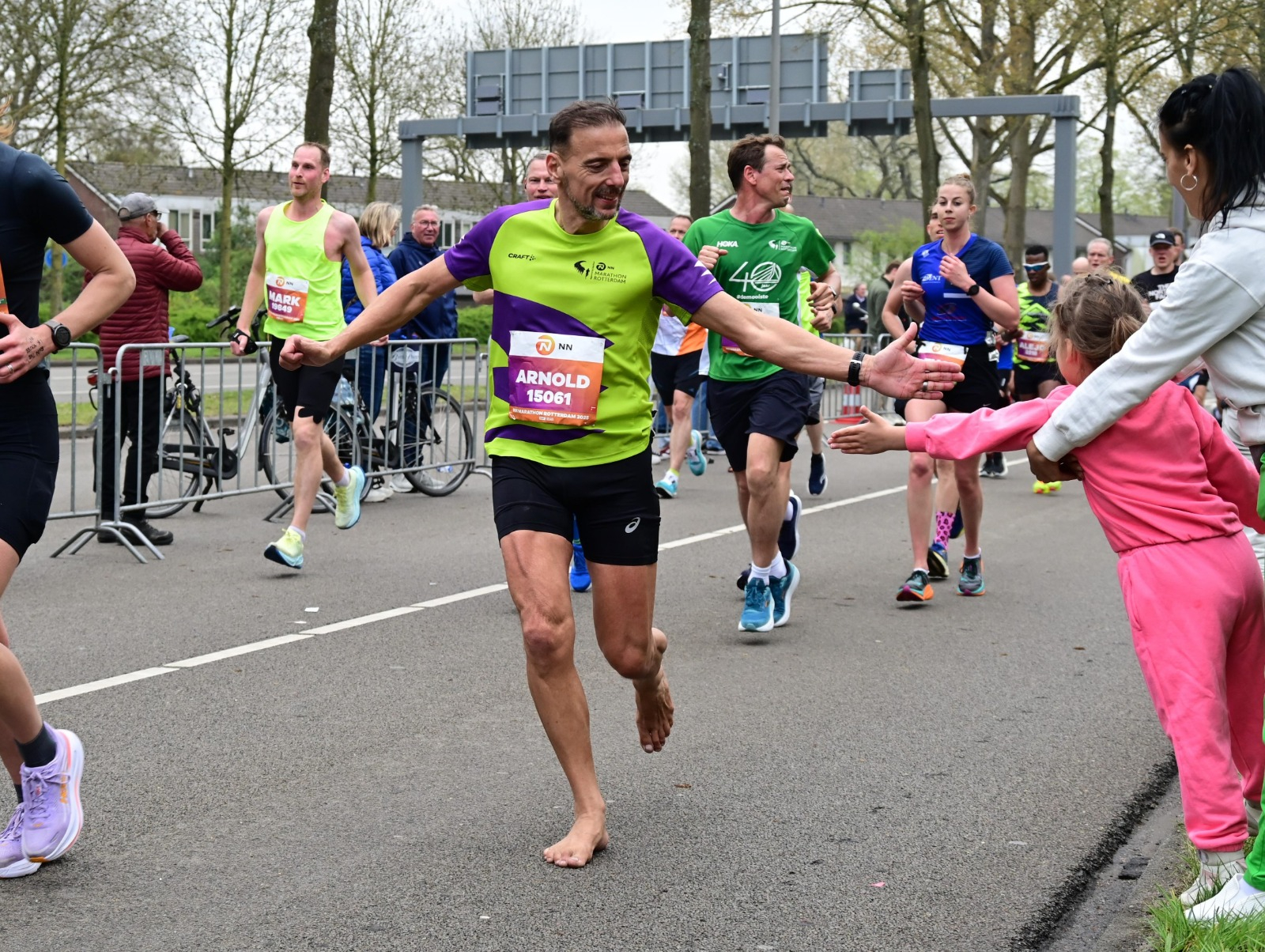 Arnold wast zijn voeten vaker dan mensen die op schoenen lopen.