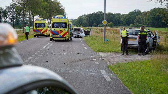 Vier gewonden door ongeluk bij Bunne, N386 afgesloten. Vier gewonden door ongeluk bij Bunne, N386 afgesloten.
