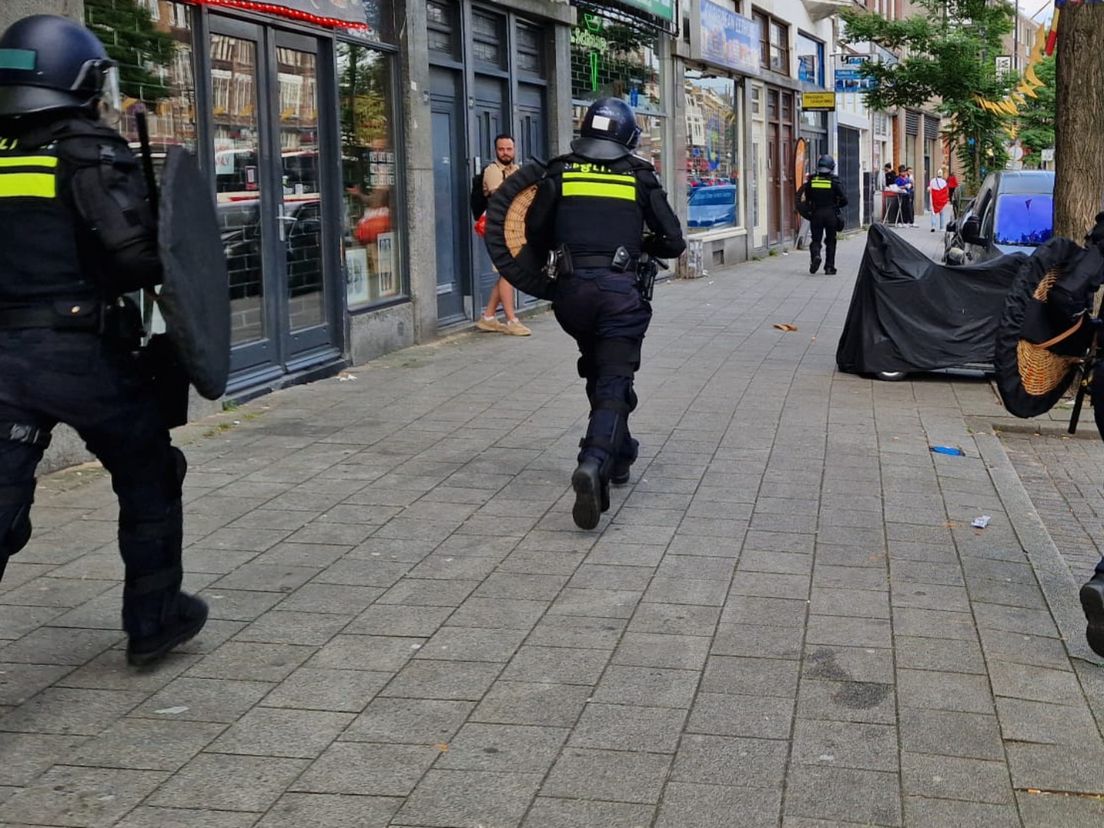 De Mobiele Eenheid in actie op de West-Kruiskade.