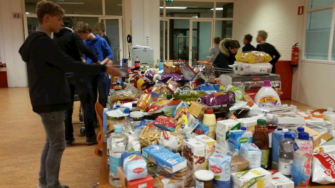 Waerdenborch zamelt ruim 100 kratten met levensmiddelen op