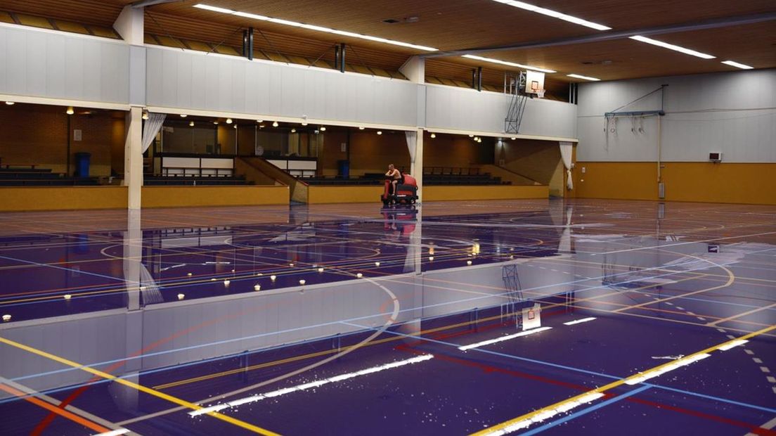 De sporthal in Vriezenveen is door de regenval onder water gelopen