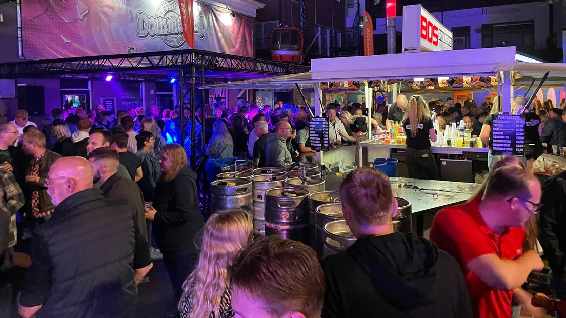 Drukte op het Marktplein tijdens de Nacht van Winschoten