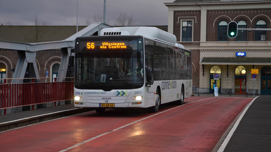 Een bus van Connexxion op de Stationsbrug van Middelburg (archieffoto)