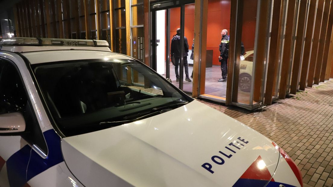 Politie in het gebouw aan de Nederlandlaan
