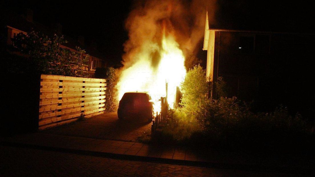 Deze auto aan de Klenckestraat in Assen ging in vlammen op (Rechten: Van Oost Media)