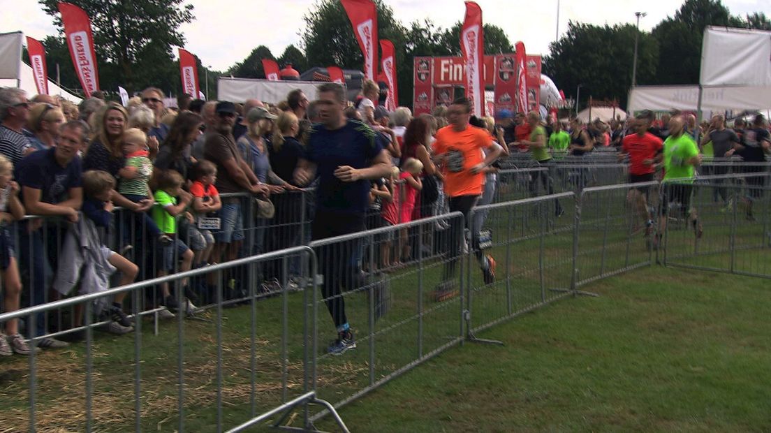 Deelnemers StrongManRun 2017 warmen zich op