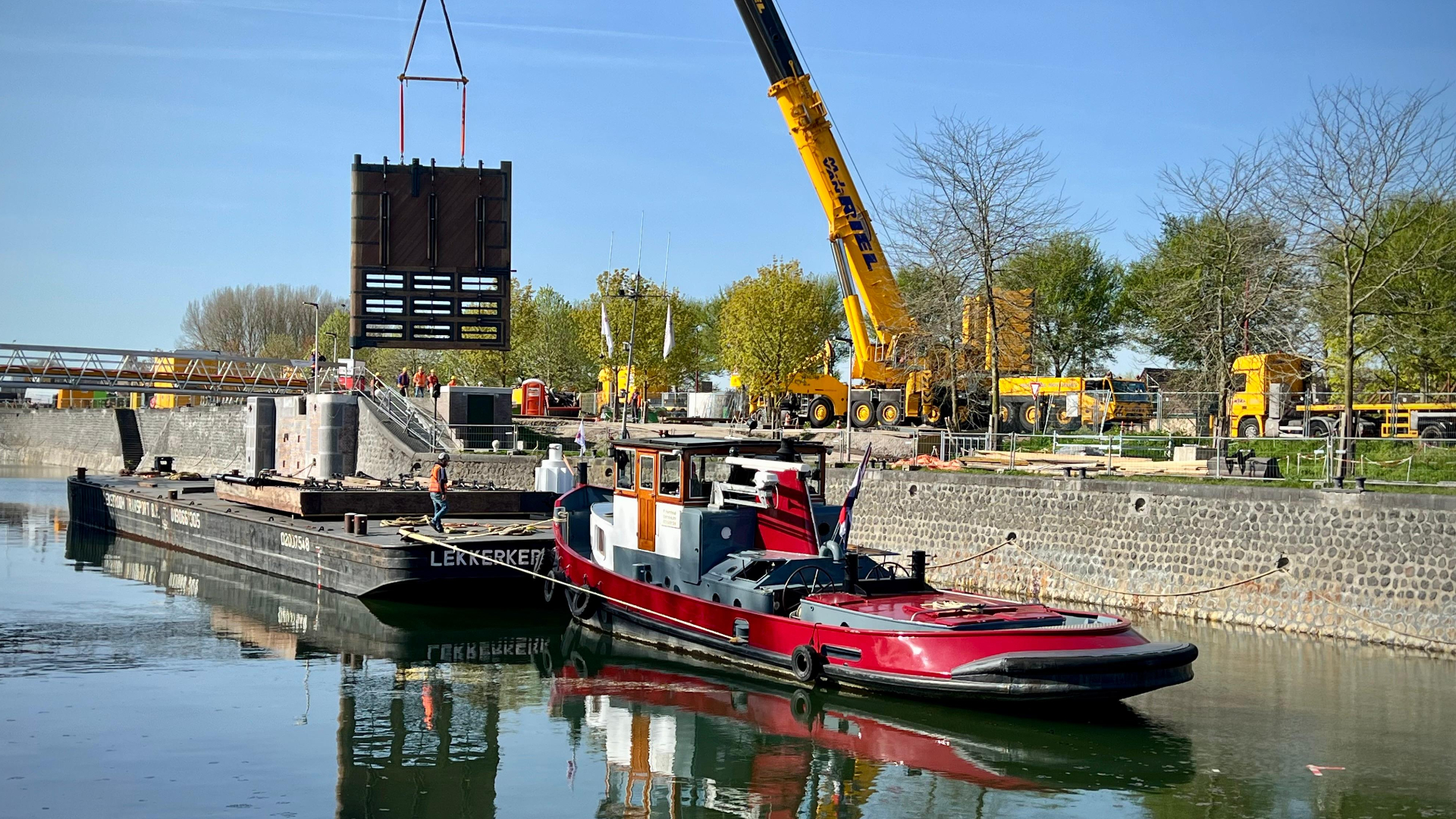 Sluisdeuren monumentale Koninginnensluis terug na renovatie