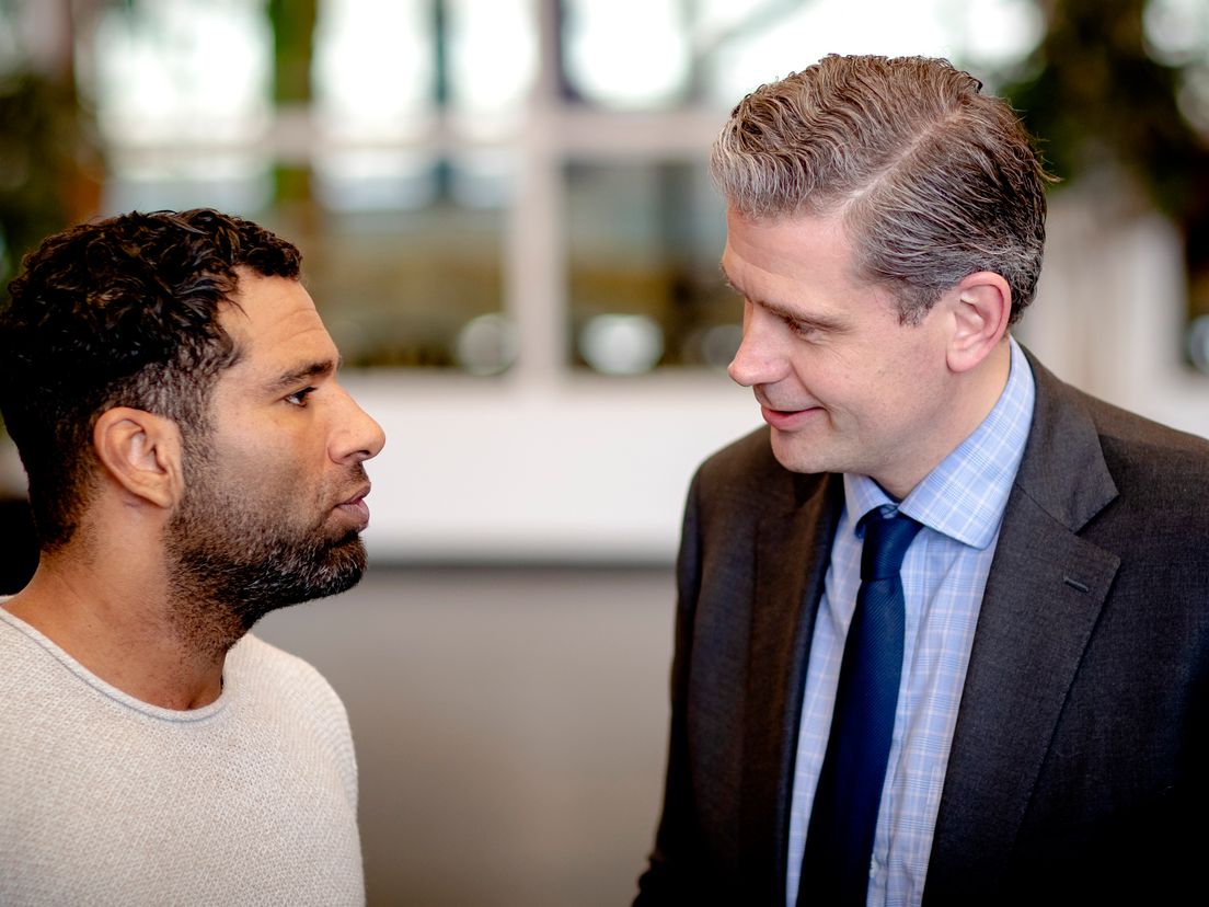 Burgemeester Kolff (rechts) in gesprek met Edwin Jonker voorafgaand aan The Passion.