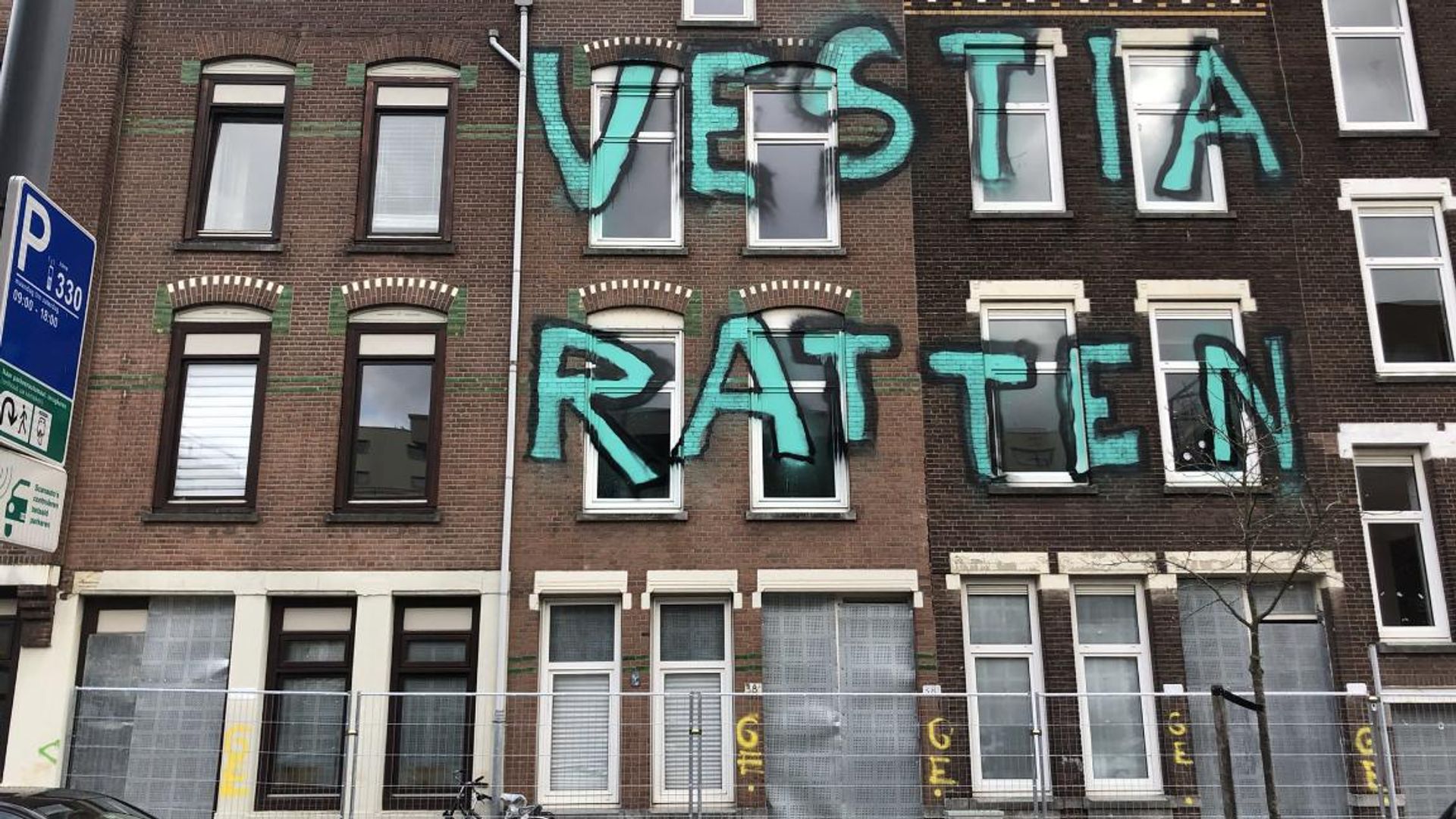 De gevel van het pand in de Tweebosbuurt is beklad