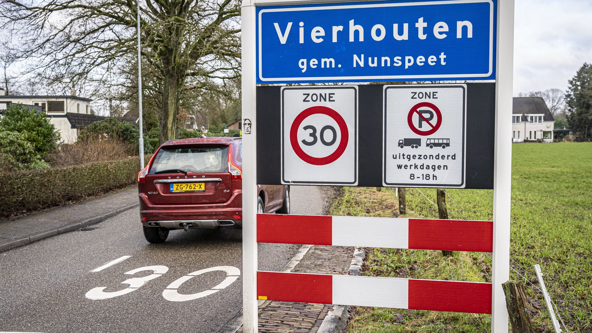 6 kilometer door weer en wind na sluiting school: Fayga kocht een bakfiets